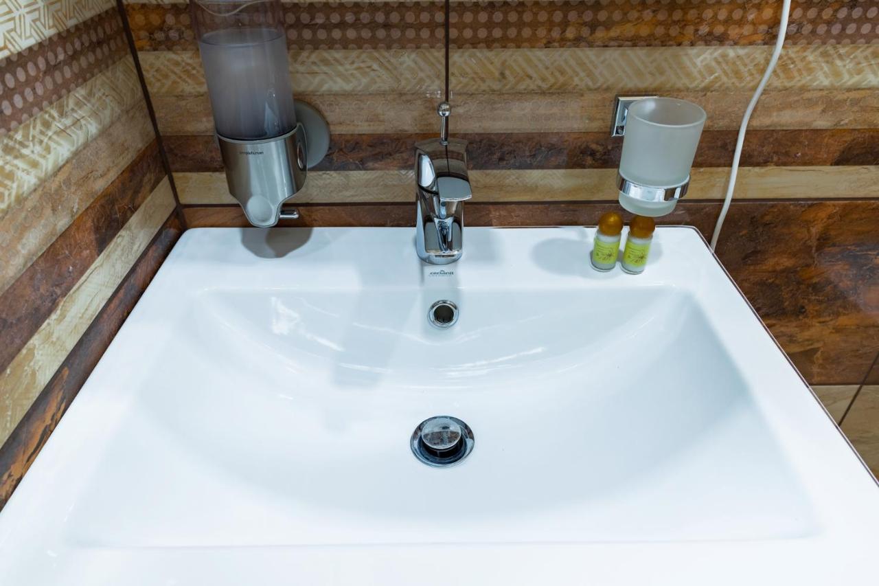 Mini Hotel Barvy Lvova On Horodotska St. Екстериор снимка