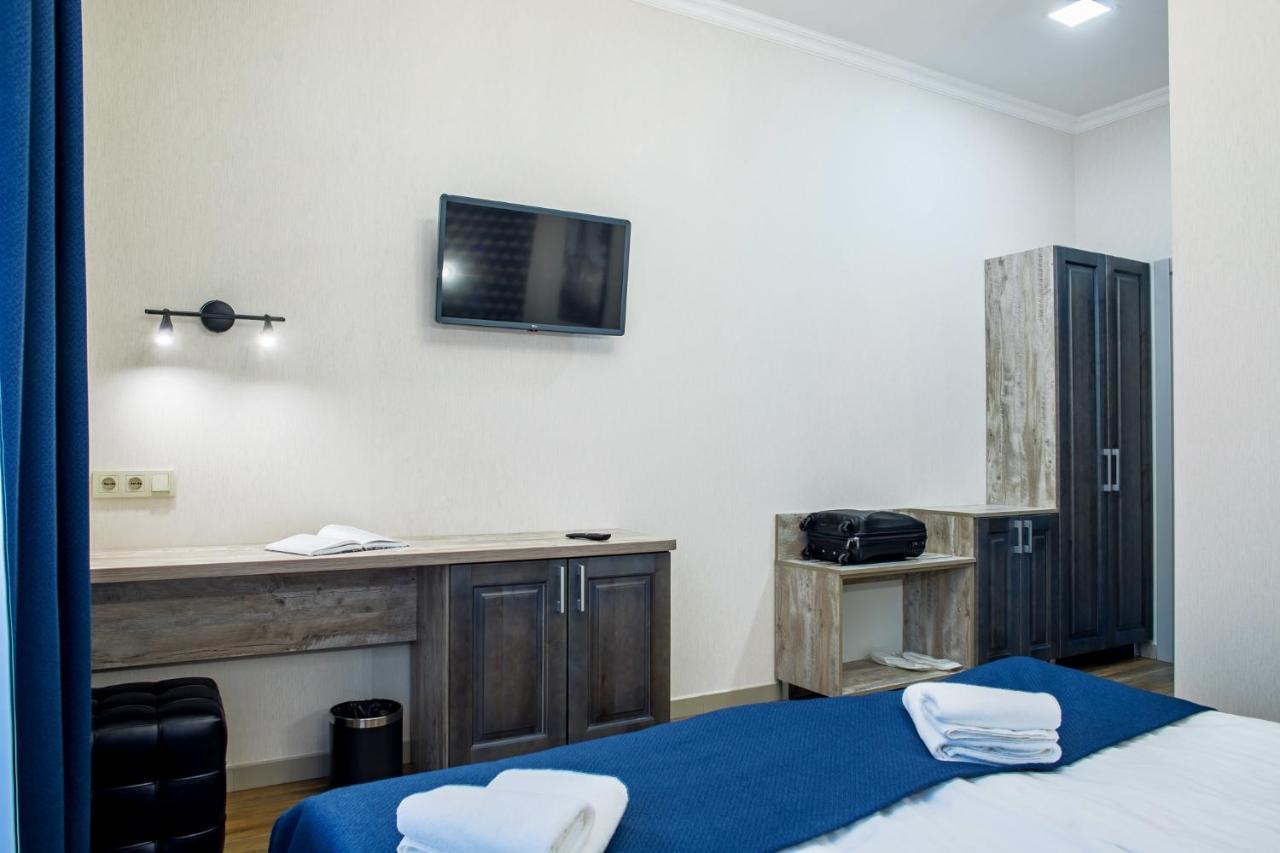Mini Hotel Barvy Lvova On Horodotska St. Екстериор снимка