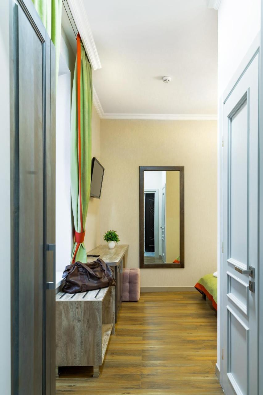 Mini Hotel Barvy Lvova On Horodotska St. Екстериор снимка