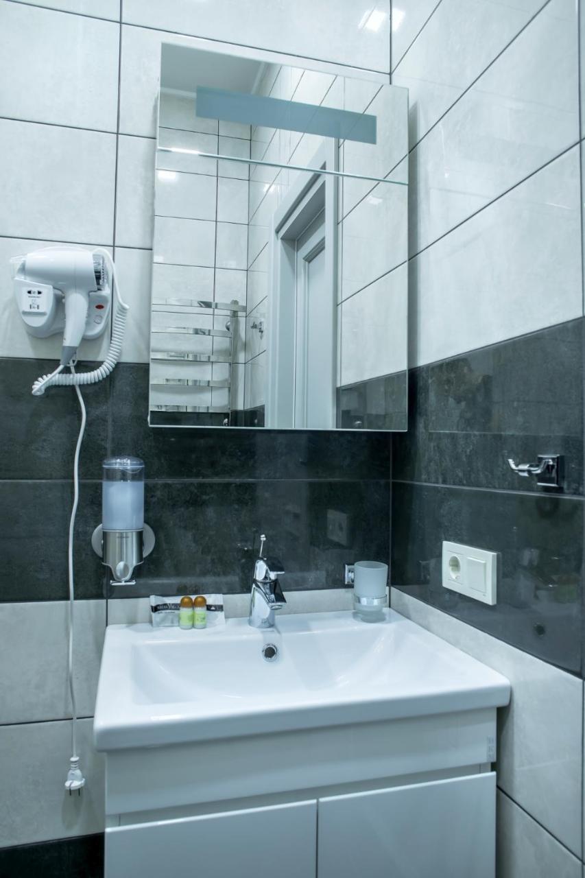 Mini Hotel Barvy Lvova On Horodotska St. Екстериор снимка