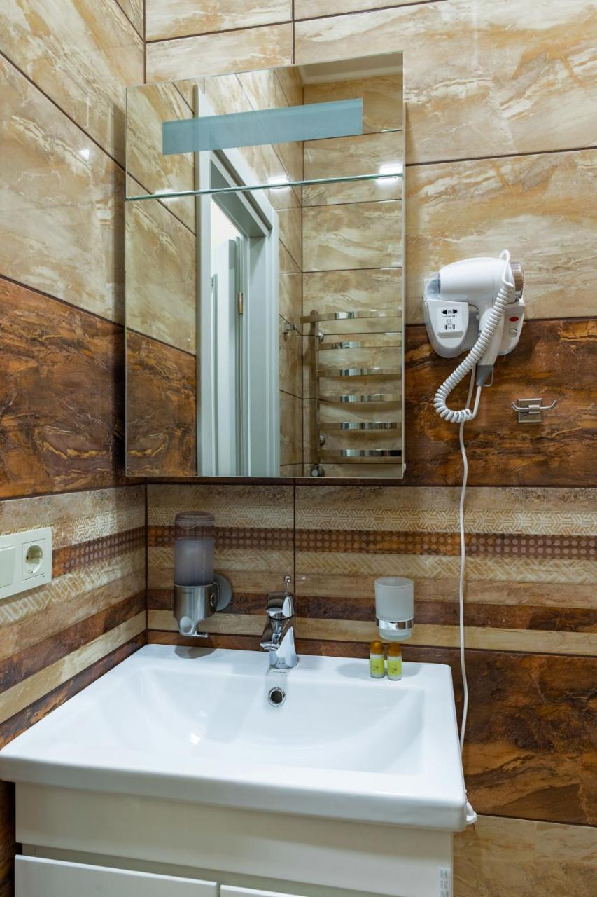 Mini Hotel Barvy Lvova On Horodotska St. Екстериор снимка